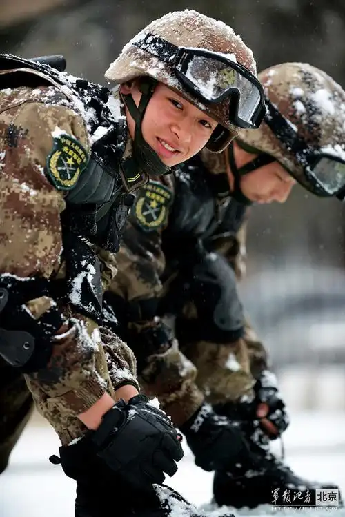 北京军区某警卫营实兵演练风雪中砥砺战斗血性