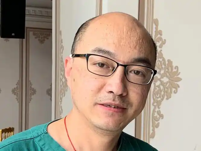 鄢波用在武汉学到的医学知识来帮忙解救这座城市