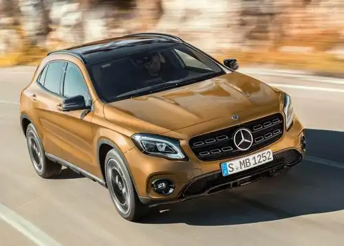 奔驰gla跑车棕色的商务款