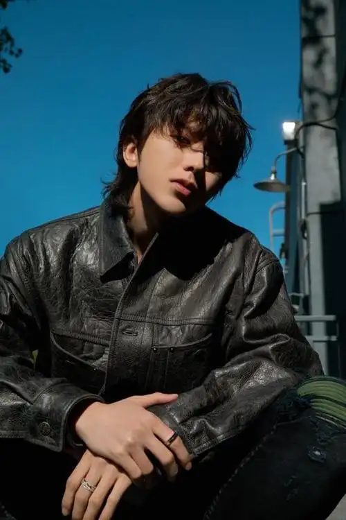 蔡徐坤秋日机车造型曝光,首次挑战长发造型,最近风格越来越硬朗