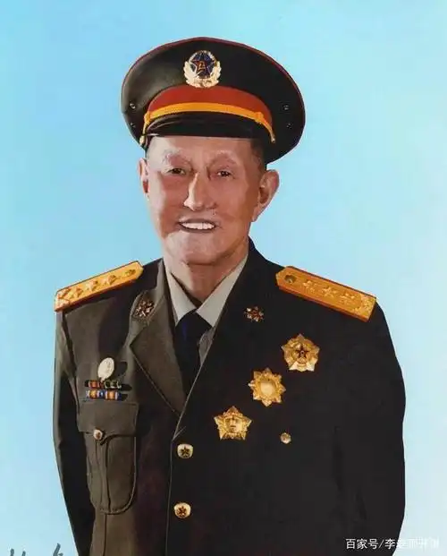 1955年和1988年两次被授予上将军衔,因上将肩章为三颗金星,因此他也被