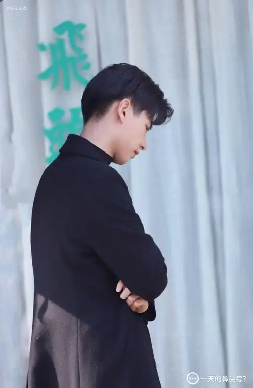 胡一天美图黑色风衣完美侧颜杀