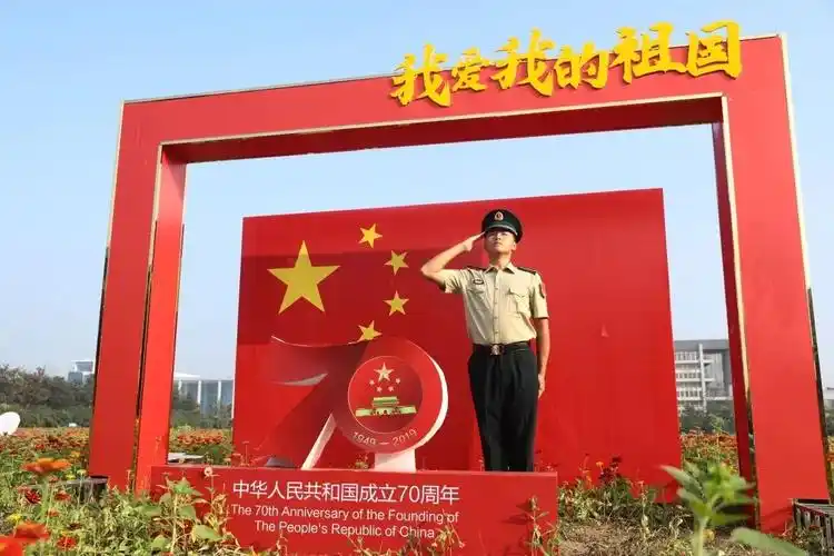 你与国旗合影的样子真好看