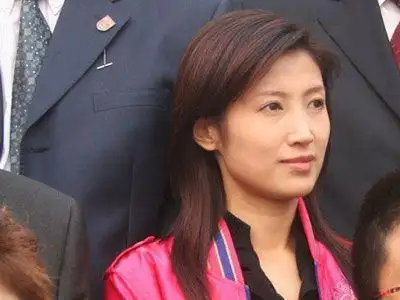 从小学就担任班长,很有领导能力,学校和班里有活动主持人都是春妮担任