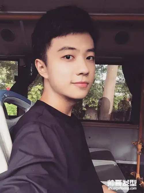 爱摄影的阳光大男孩 帅气大学生照片(3)-帅哥图片-帅哥发型网