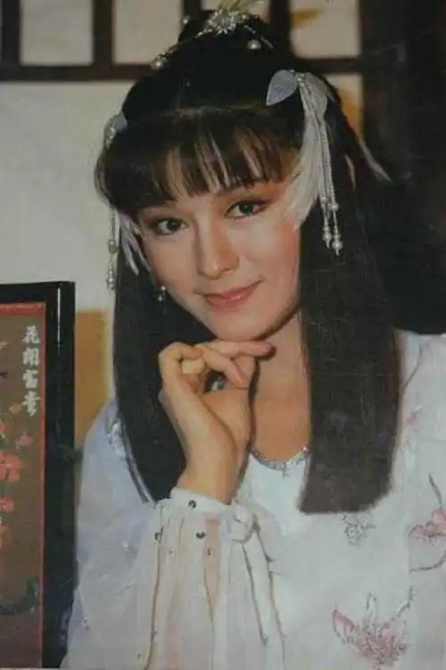 最美小龙女潘迎紫70岁近照证明天山童姥附体离婚后单身40多年