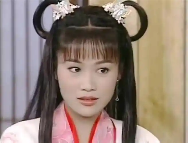 30岁 还能演少女的大龄女星我只服这三位,不但漂亮还很经典_梁小冰