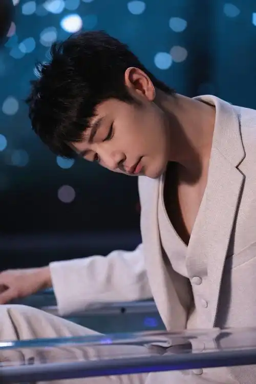 肖战白西装氛围大片