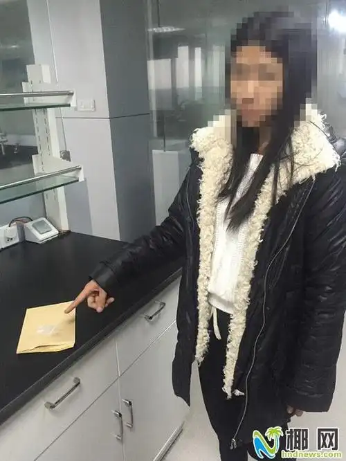 小雯指认携带的冰毒