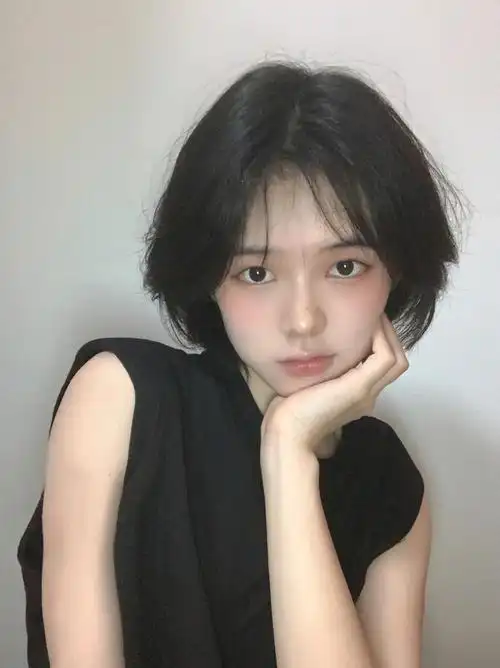 日系短发:层次更高一些 两边头发比后面头发更短-些 更有少年感长长会