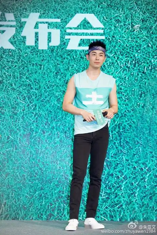 真正深情的人,从来不会将心事剖给别人看,因为里面