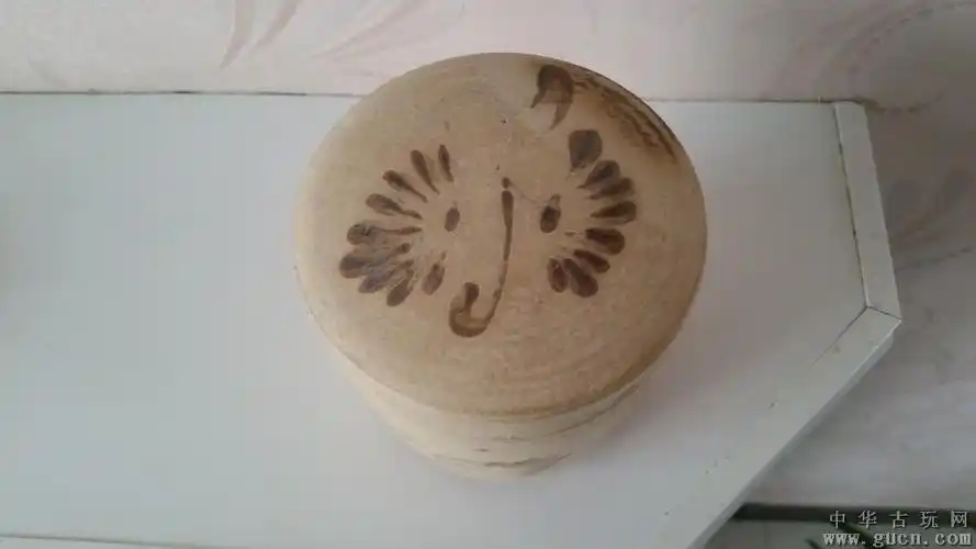 白釉画花卉粉桶