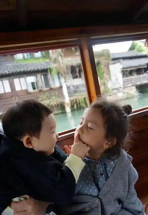 黄磊罕见晒小儿子照片,一家春游温馨十足,小儿子发型实力抢镜!