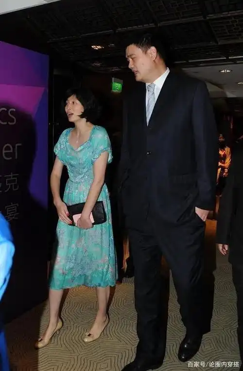 姚明与妻子同框,叶莉身高一米九,穿绿色上衣配白裤像一米六