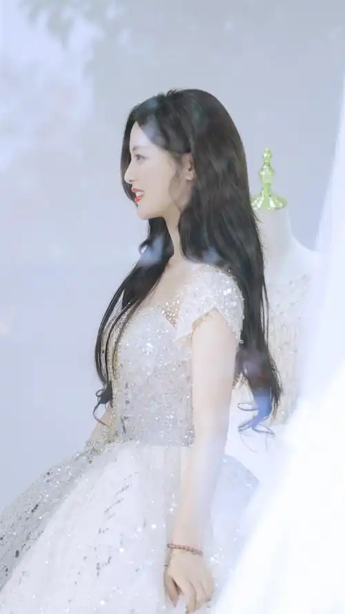 杨超越白昼星空婚纱造型