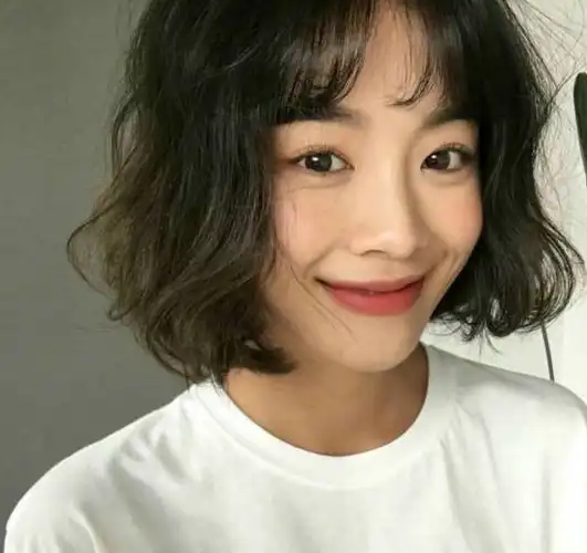 适合微卷的时尚发型,这种方法烫出来的发型非常自然,要配合层次结构的