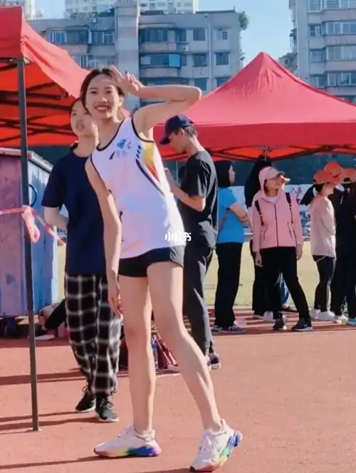 突然觉得自己的小腿肌肉线条有点好看