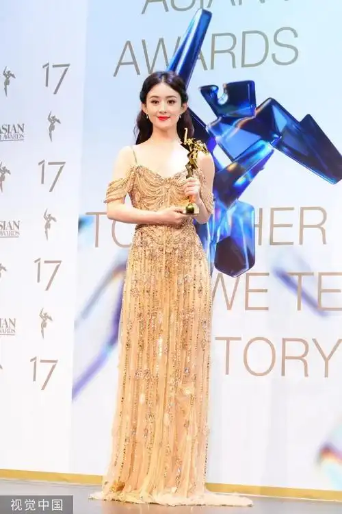 赵丽颖获得afa新世代奖手握奖杯璀璨华丽