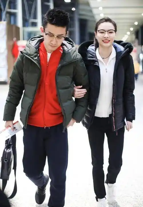 吴敏霞和丈夫走机场,穿棉服麻杆腿好惹眼,难得浓妆红唇气质大变_老公