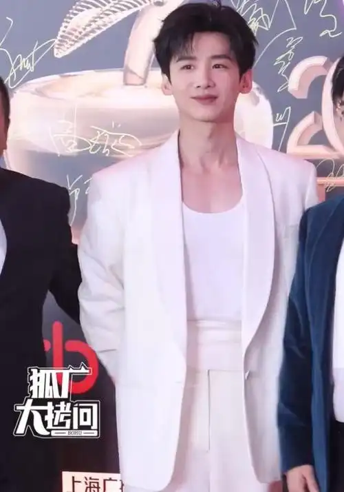 唐嫣水蛇腰惊艳,张雨绮葫芦身材抢镜,辛芷蕾穿了个啥|胡歌|金晨|周迅