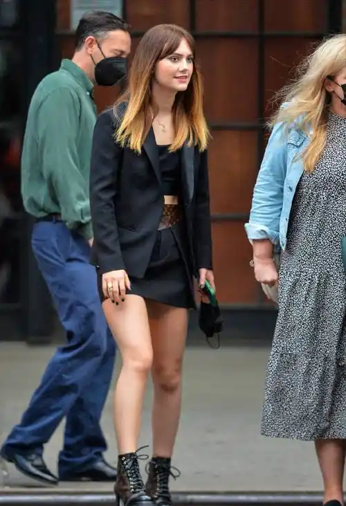 美女图英国00后演员艾米莉亚琼斯