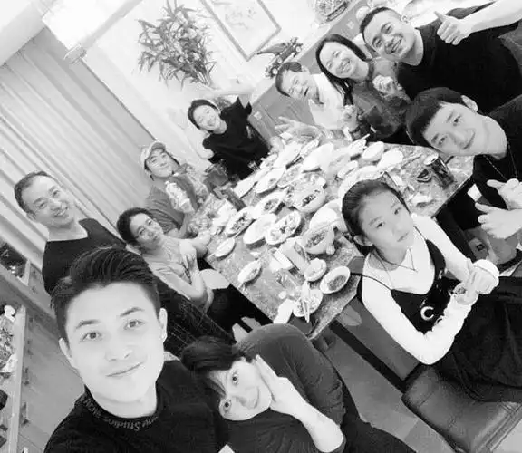 在英语助教的ins中,还有一张春节时全家一起吃饭的照片,他和周冬雨坐