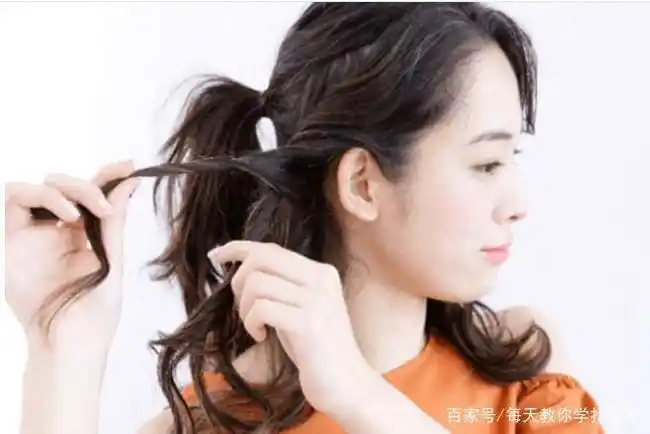 如果头发是稍卷的女生这样扎卷发马尾扎起来显得简单又很大方