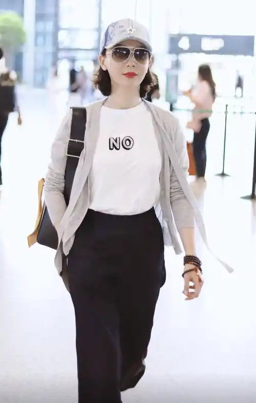 陈数的机场造型堪称教科书搭配针织开衫配阔腿裤舒适又高级