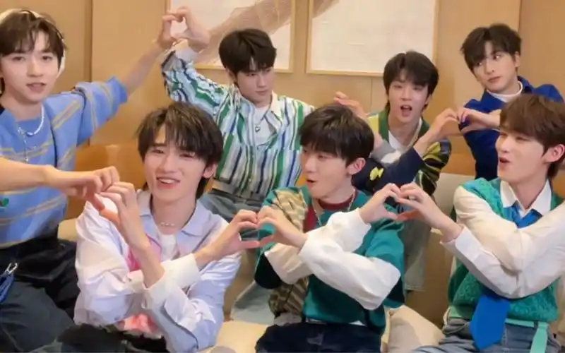 是一定要七个人一起比心的时团啊 但他还是下意识先去找你