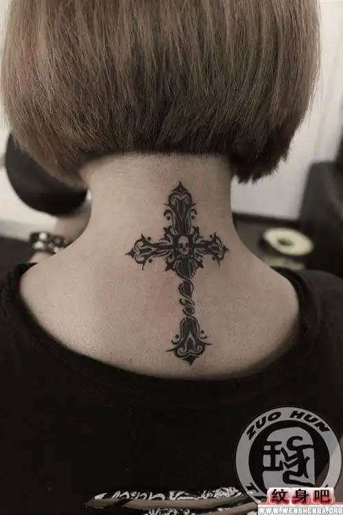 女生颈部图腾十字架纹身图案