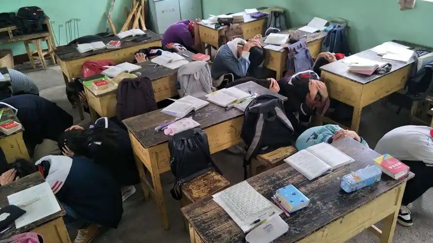 寅街镇武邑完小地震应急演练活动剪影