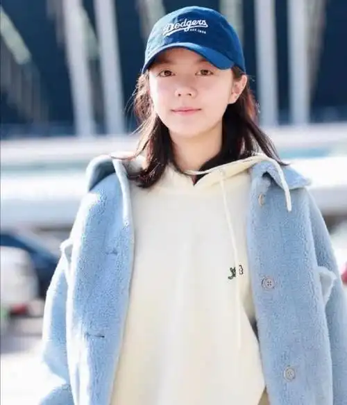 赵今麦穿羊毛羔外套搭配牛仔裤俏皮靓丽这就是17岁的美吧