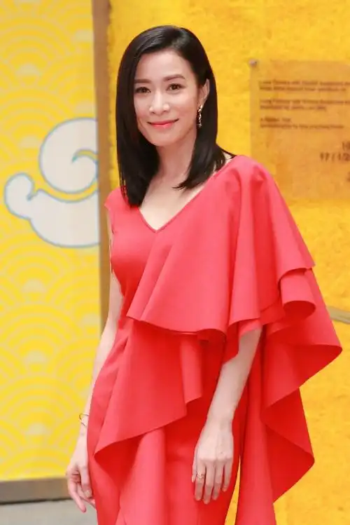 美少女佘诗曼穿红色连衣裙手捧大元宝出席活动40美成焦点