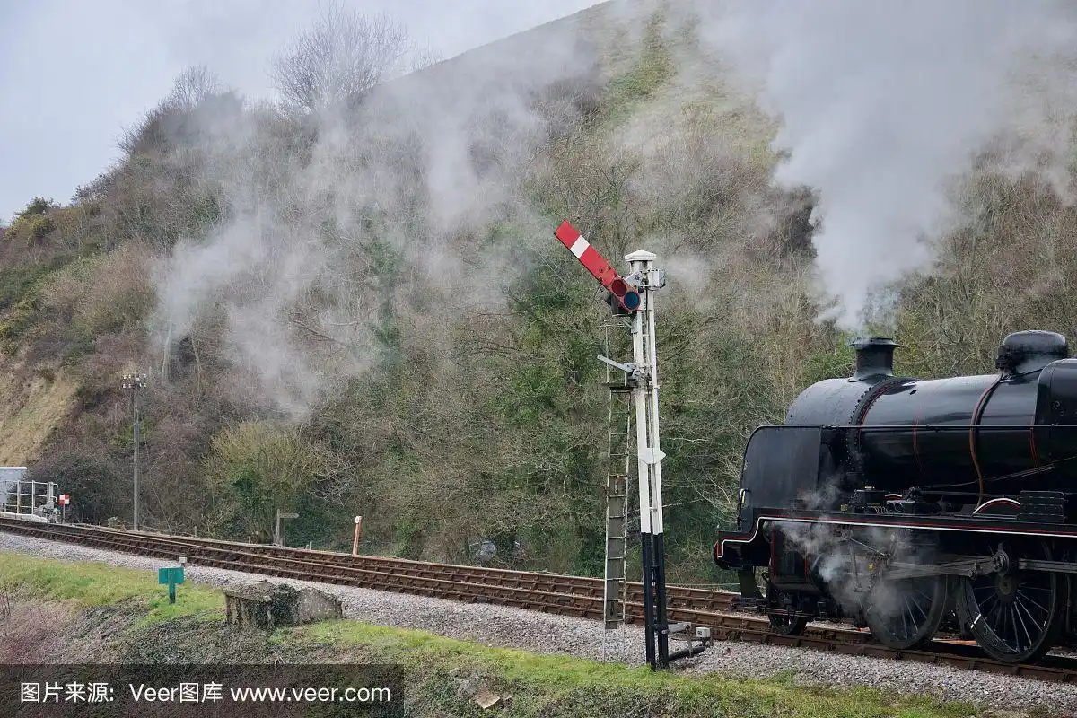 黑色的英国蒸汽火车通过信号