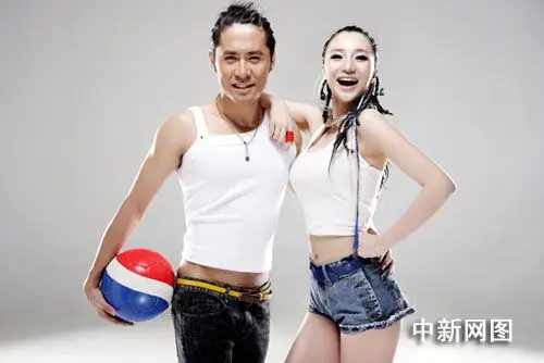 图文黄征阿朵拍足球宝贝宣传照男女搭配干活不累