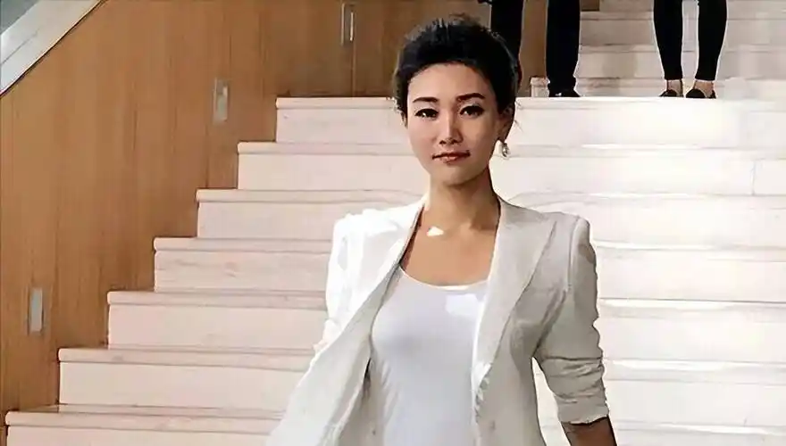 央视主持李梓萌:贷款上班20年,戴假发出镜,真实面目让人惊讶_工作