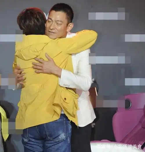 刘德华大病初愈现身活动,身穿休闲裤搭配白色皮鞋,与粉丝暖心拥抱