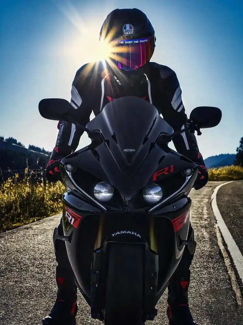 把你们压弯的照片都评论出来.#机车摄影 #雅马哈r1 #杜卡 - 抖音