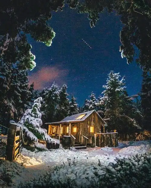 雪中的小木屋还挺美的