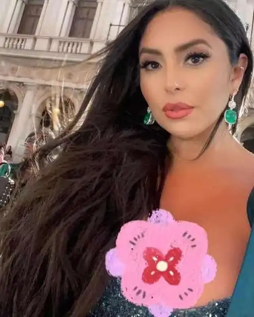 科比妻子走出悲痛重拾闪耀!穿低胸斑马纹长裙亮相,性感又霸气