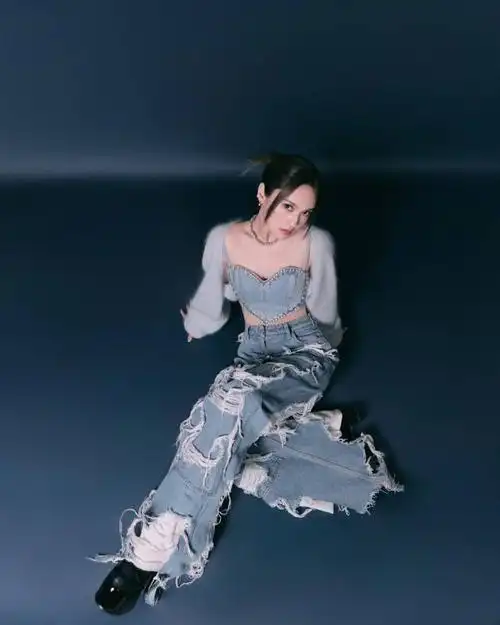 杨丞琳穿心型吊带裙秀香肩纤腰笑容灿烂如少女李荣浩都心动了