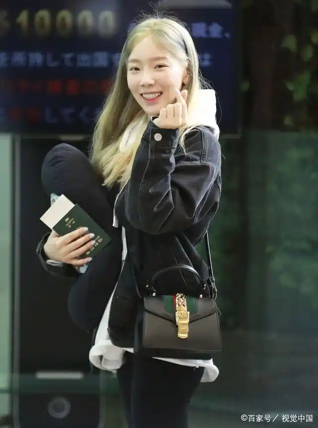 少女时代金泰妍朴素打扮现身,小脸瘦一圈重回颜值巅峰