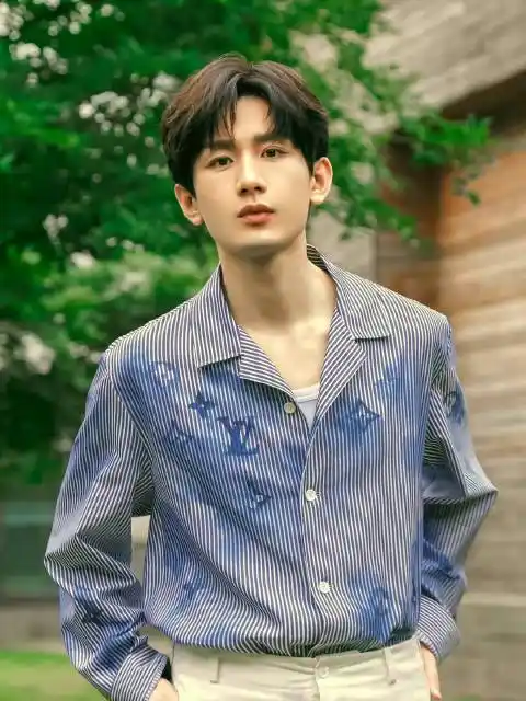 还有两个多小时,就可以看到成毅饰演的青年法官周亦安啦