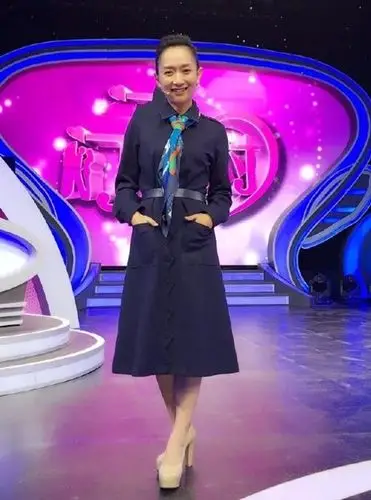 央视主持人王芳才159?录完节目脱高跟鞋,比助理矮一个头!_身高