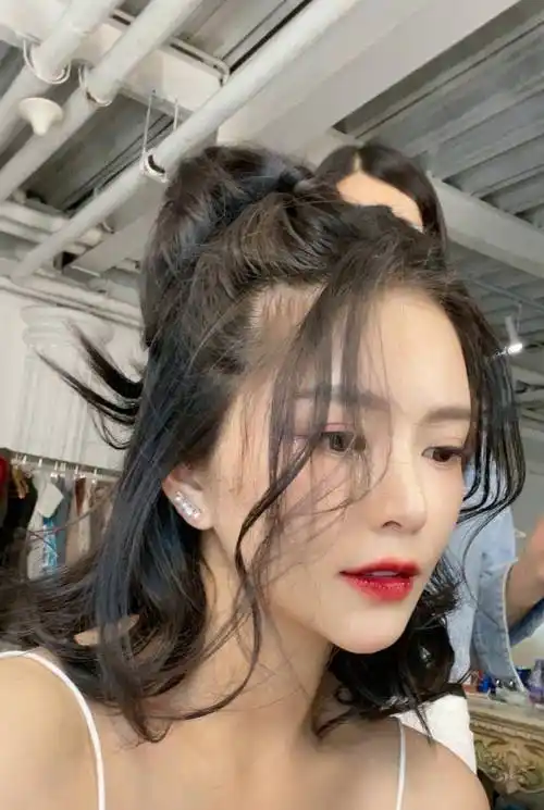 原创杜淳妻子晒一家三口幸福照王灿单手抱娃力气十足小蛋饺帽子才十几