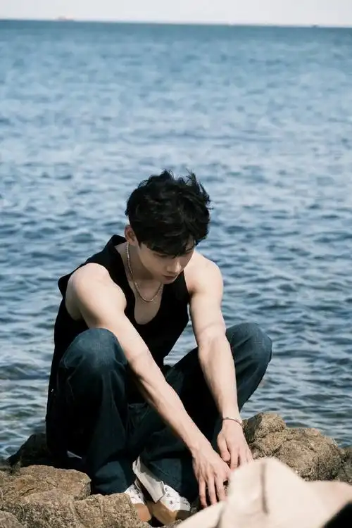 白敬亭minibazaar十月刊封面##白敬亭芭莎踏浪大片