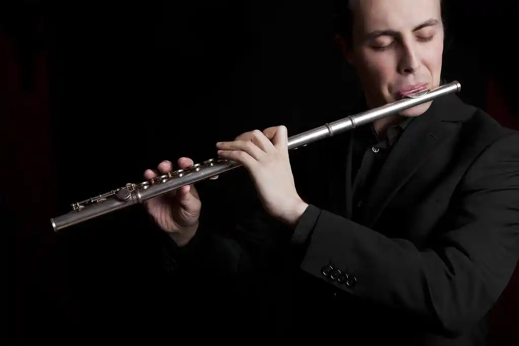 黑色背景上吹长笛专业长笛演奏家音乐家