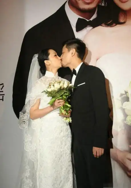 在"谢亲人"的环节中,面对双方父母,他们感动到哽咽,叶世荣再用一吻