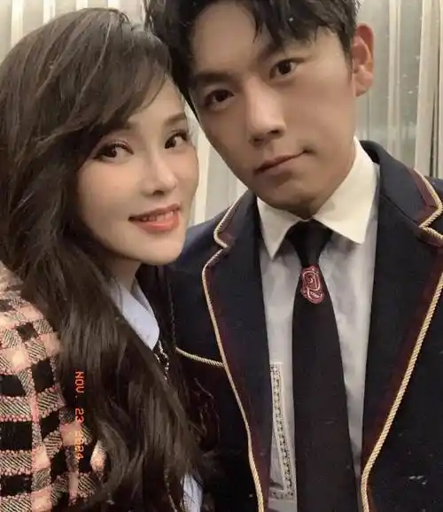 伊能静56岁状态逆天?肤白貌美大长腿,秦昊真有这等福气?