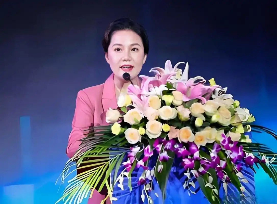 目前个人财富60亿,荣登益阳市女富豪榜.